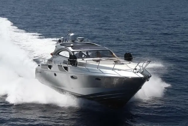 Rizzardi Incredible 45 — Vedette à moteur blanche naviguant à vive allure en mer, vue de trois quarts avant.
