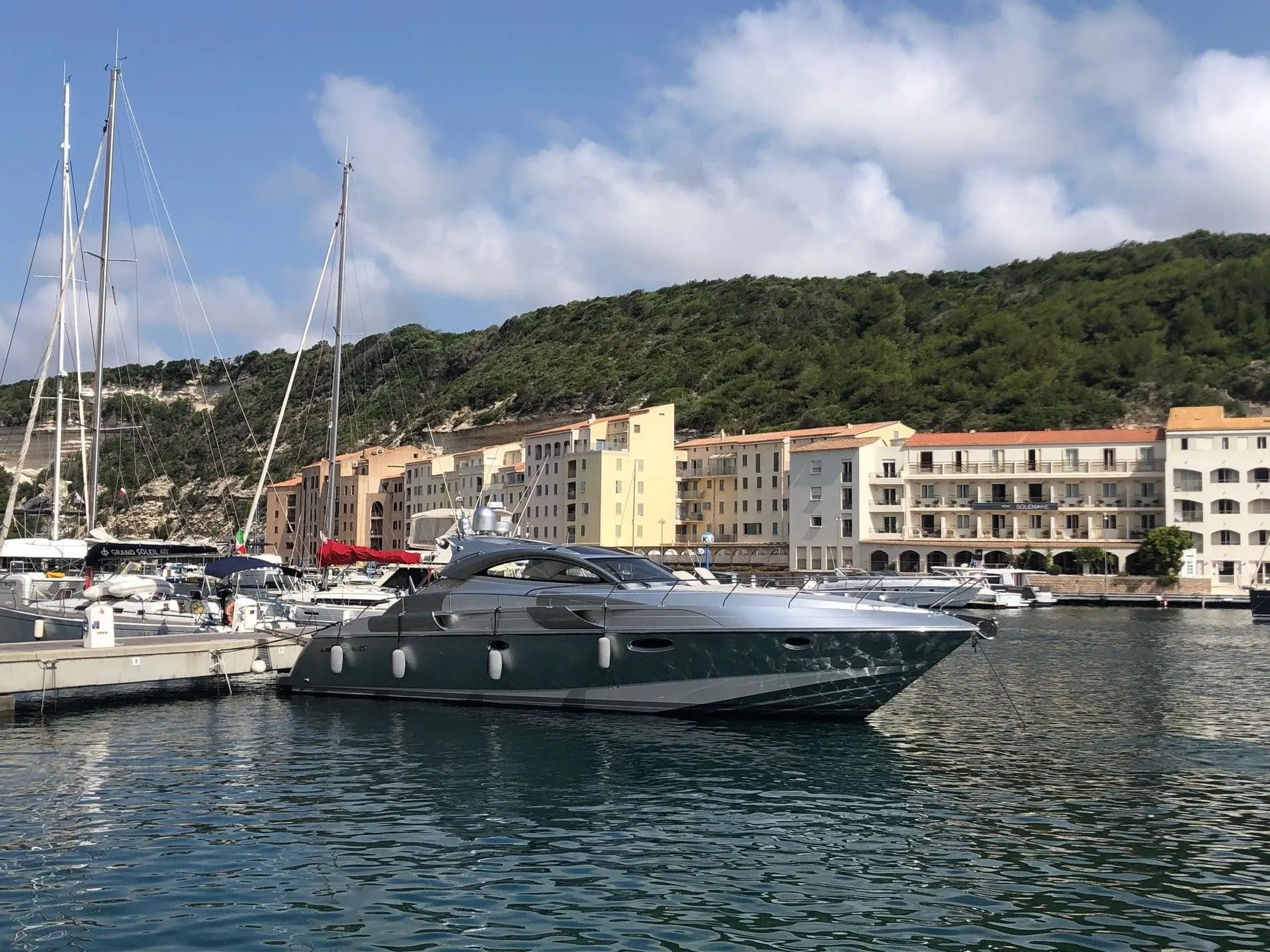 Rizzardi Incredible 45 — Bateau à moteur sombre amarré dans un port, photographié de profil par tribord.