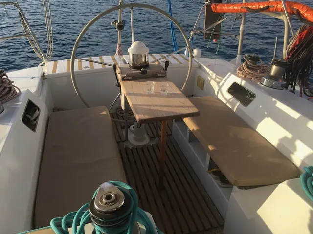 CNM Via 52 — Vue du cockpit extérieur avec table, banquettes, barre et équipements nautiques.