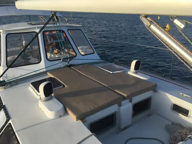 CNM Via 52 — Vue rapprochée du pont avant et de la cabine d’un bateau en mer.