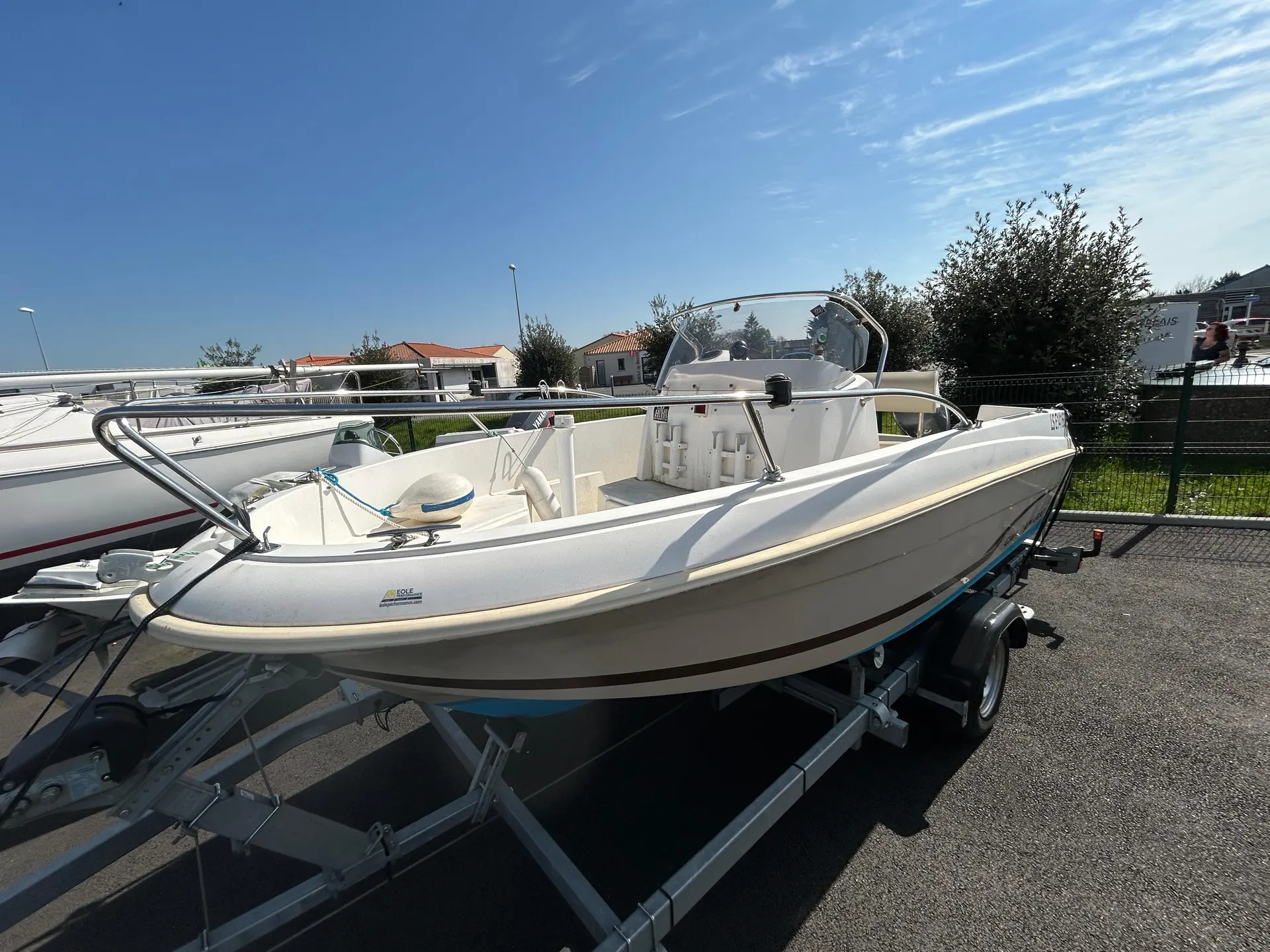Jeanneau Cap Camarat 505 — Bateau à moteur blanc présenté sur remorque, photographié de trois quarts avant.