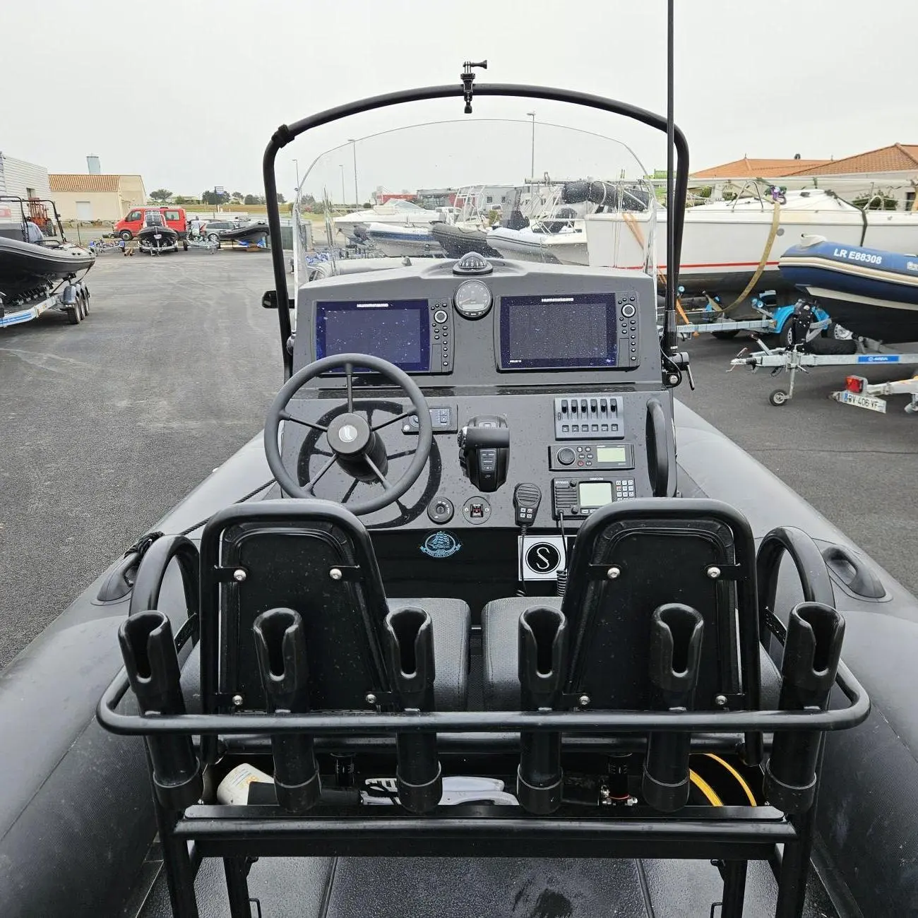 Searib`s Searib 670 — Vue du poste de pilotage avec console, instruments électroniques et sièges.