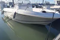 Jeanneau Cap Camarat 505 — Vue de trois quarts d’un bateau à moteur amarré dans un port.
