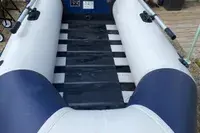 Bombard Typhoon 265 — Vue rapprochée de l'intérieur d'un bateau pneumatique, avec plancher et boudins.