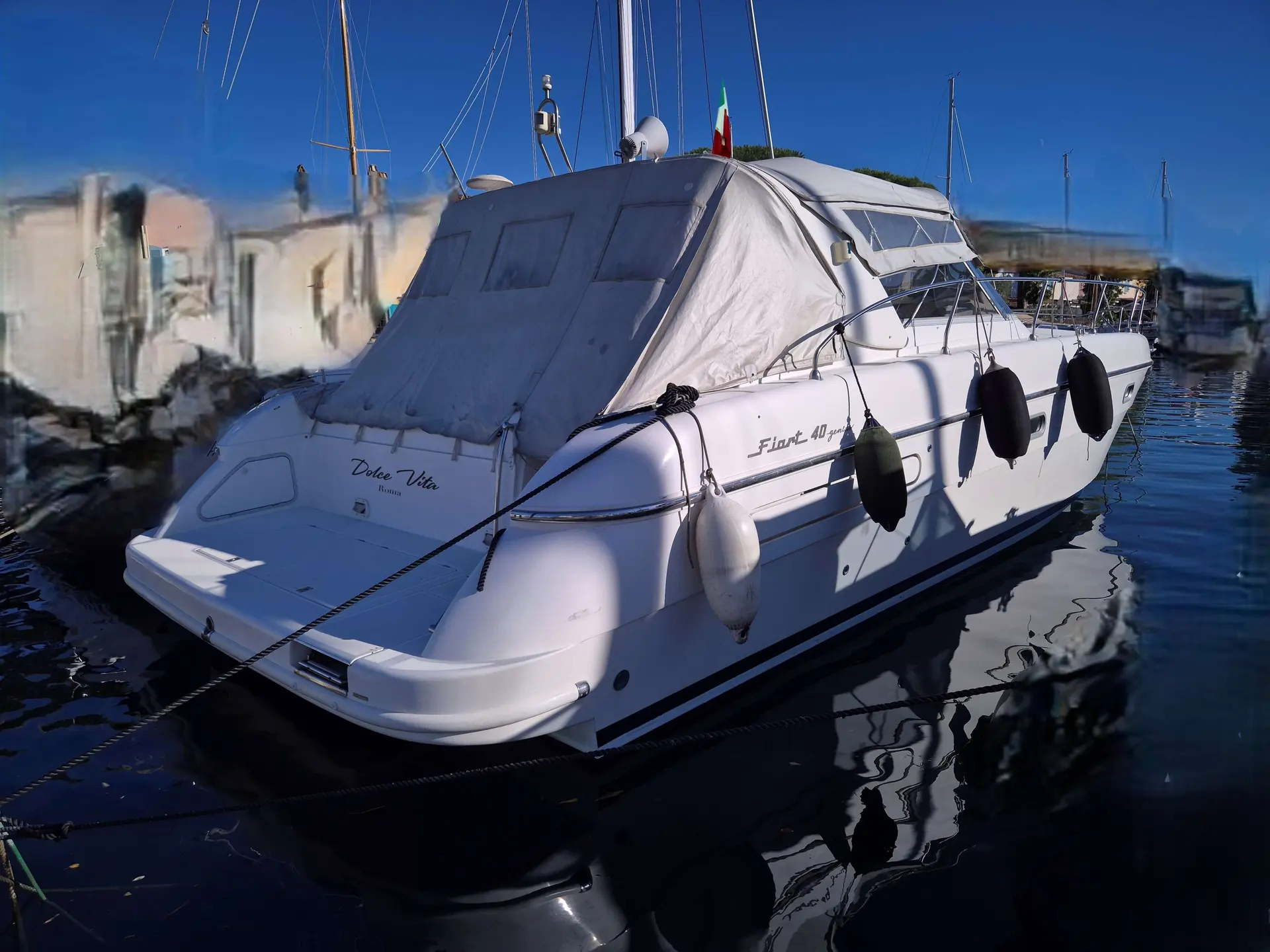 Fiart Mare Fiart 40 — Bateau à moteur blanc vu de trois quarts arrière, amarré dans un port.