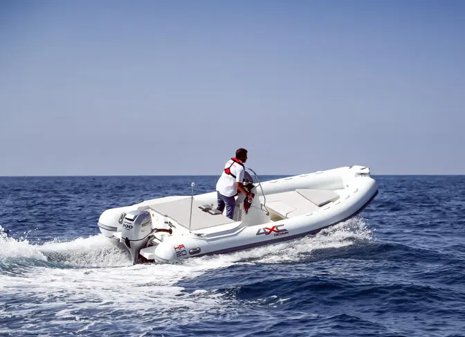 4XC HA20 — Bateau pneumatique à moteur naviguant en mer avec une personne à bord.