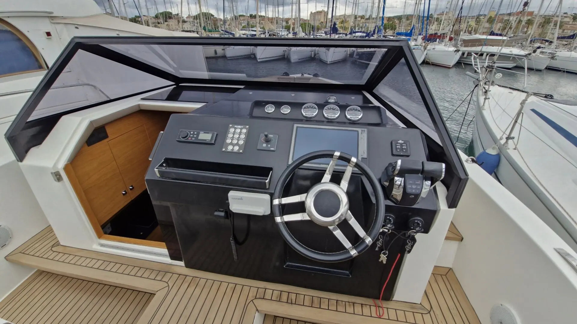 De Antonio Yachts D33 Cruiser — Poste de pilotage extérieur avec volant, instrumentation et pare-brise.