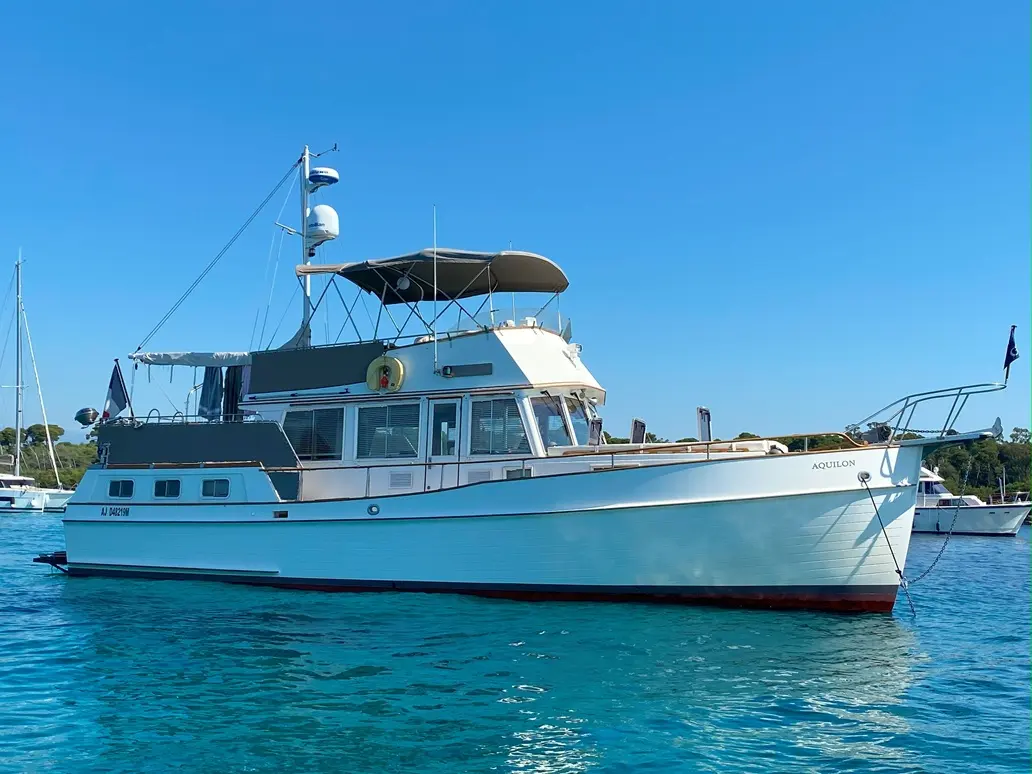 Grand Banks MY 42 — Yacht à moteur vu de profil, amarré dans une marina par temps dégagé.