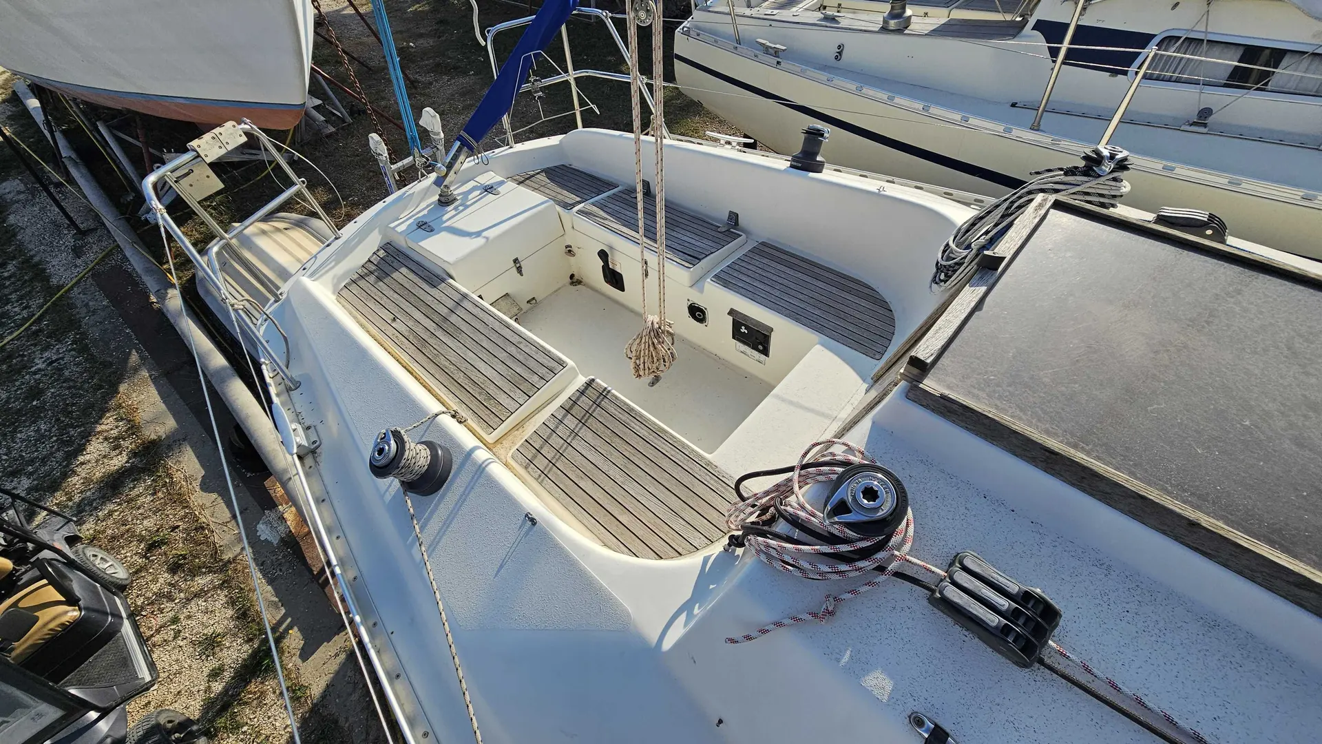 Hanse 300 — Vue plongeante du cockpit et du pont arrière d’un voilier amarré.