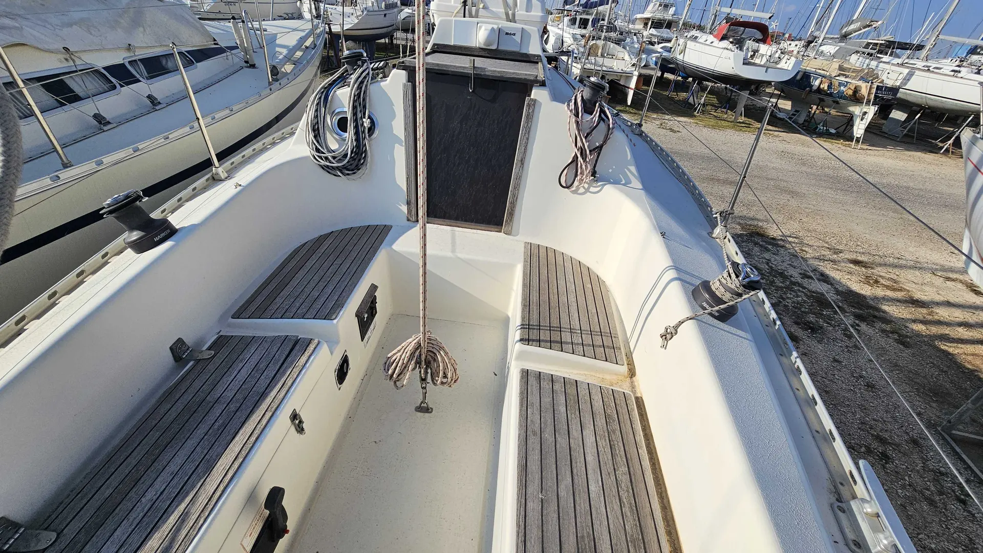 Hanse 300 — Vue du cockpit et du pont arrière d’un voilier amarré à terre.