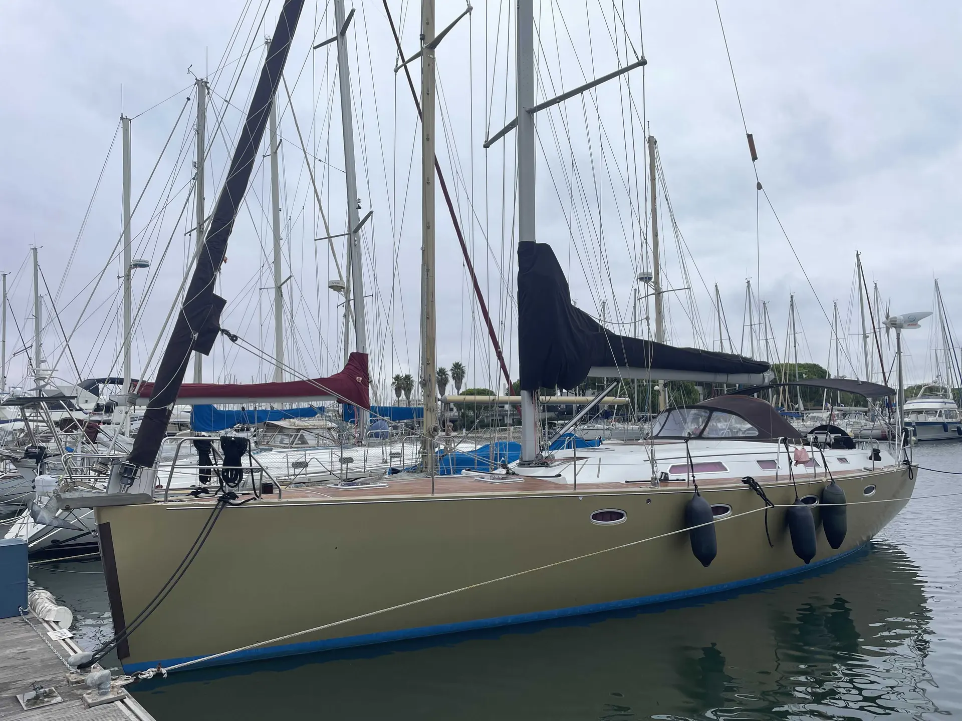 Hanse 461 — Voilier vu de trois quarts à quai, gréé et amarré dans une marina.
