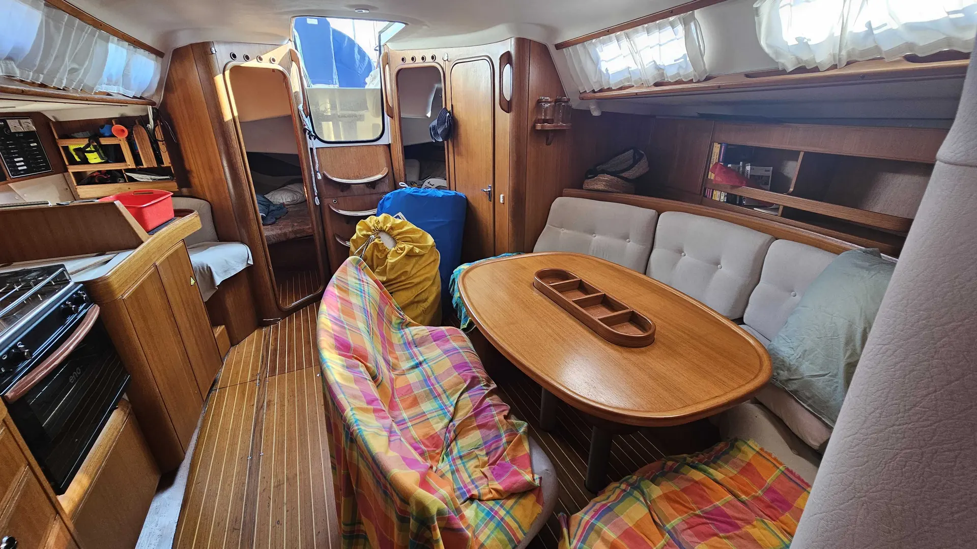 X-Yachts X-412 — Vue intérieure du carré avec table, banquettes et éléments de cuisine.
