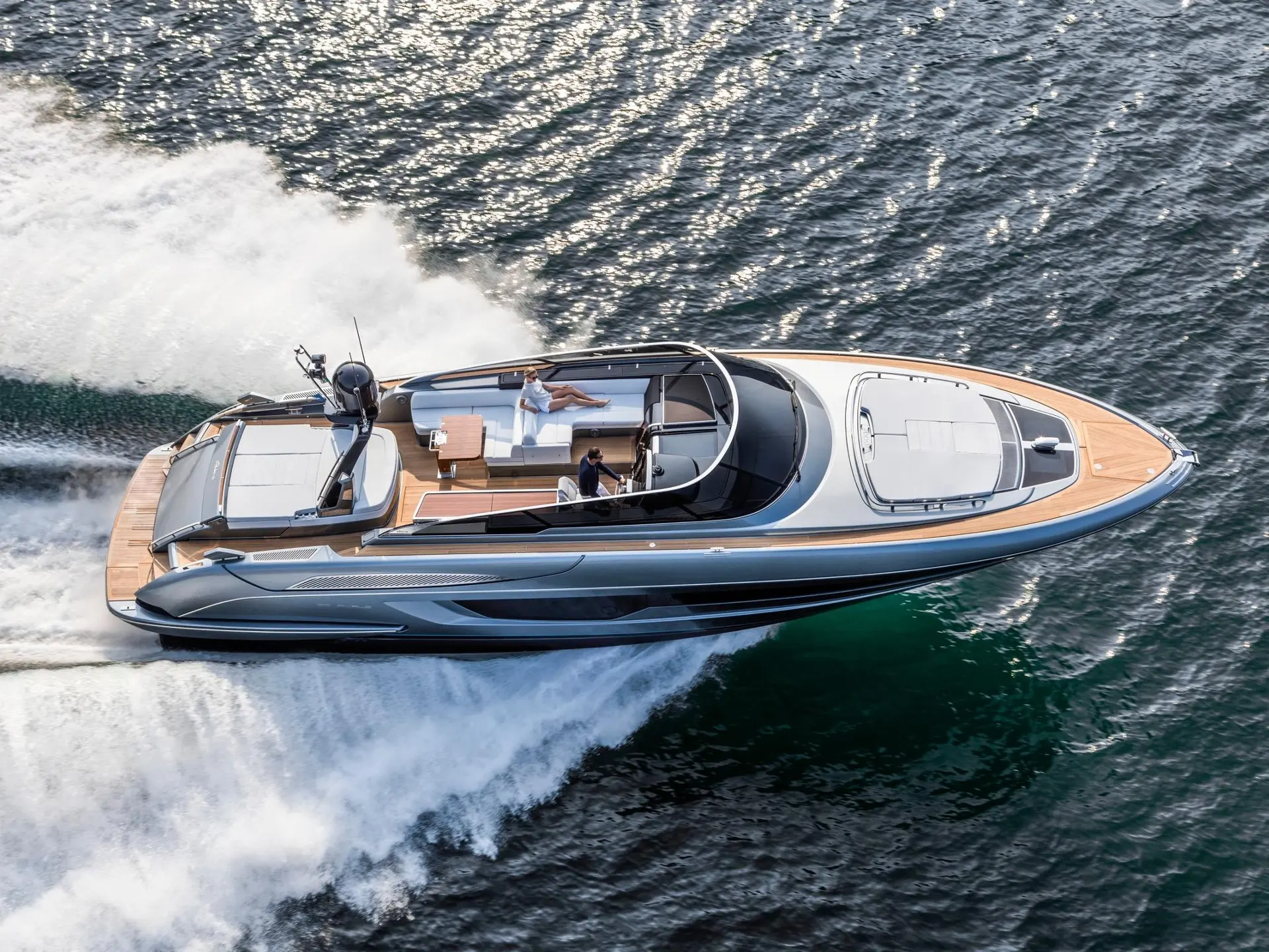 Riva Rivale 56 — Vue aérienne d’un bateau à moteur naviguant à grande vitesse sur une mer agitée.