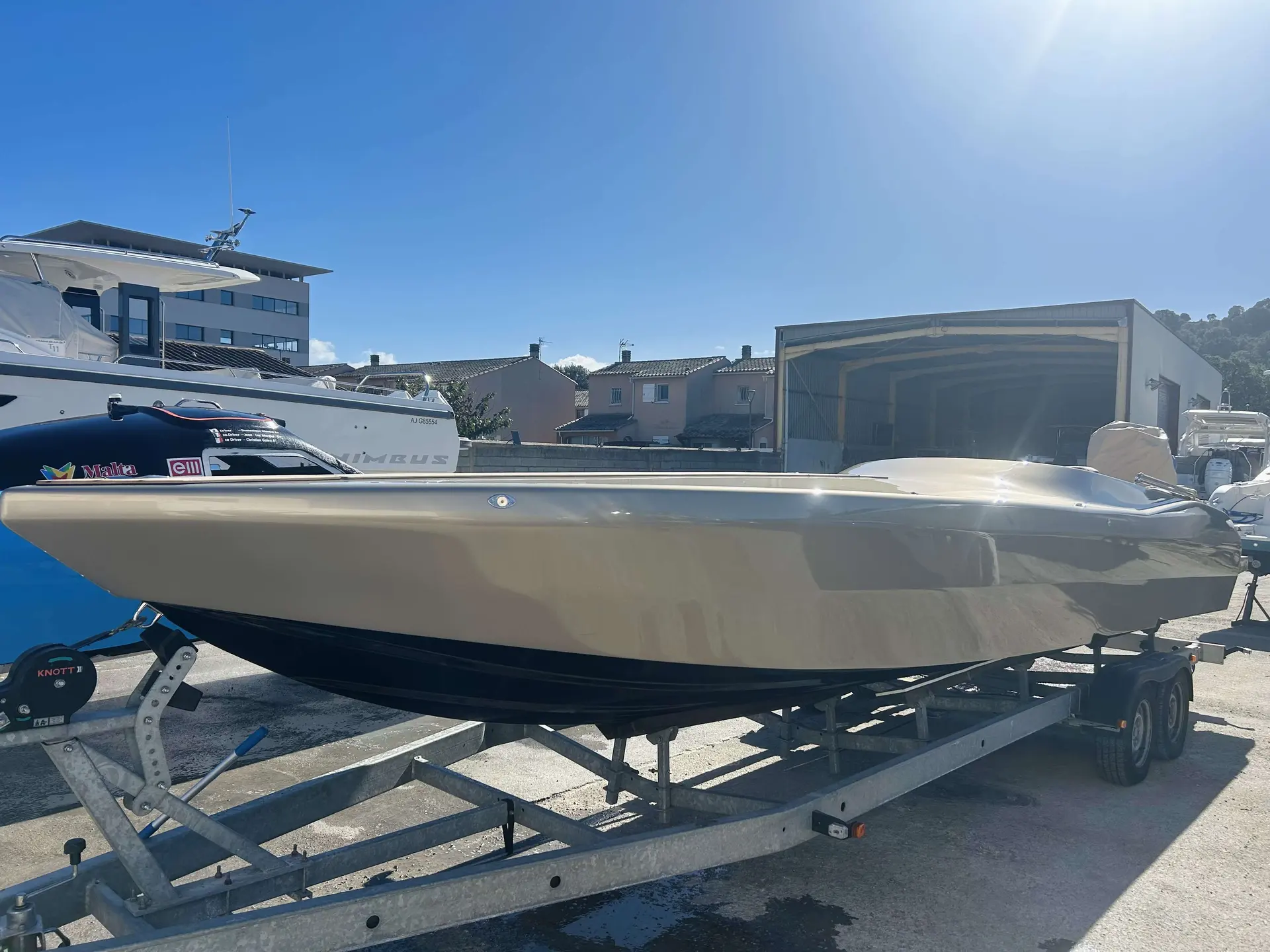 Chaudron Sv 27 Race Edition — Bateau à moteur gris présenté sur sa remorque dans une zone nautique.