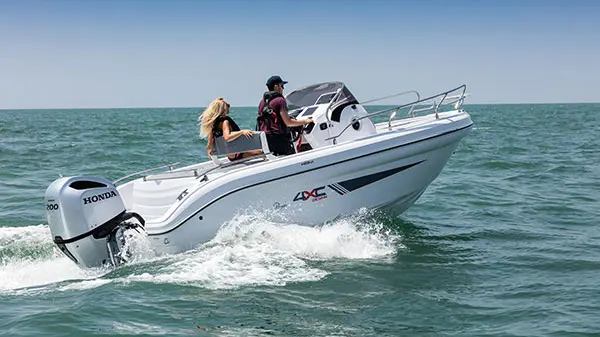 4XC H22SD — Bateau à moteur naviguant sur mer avec deux personnes à bord.