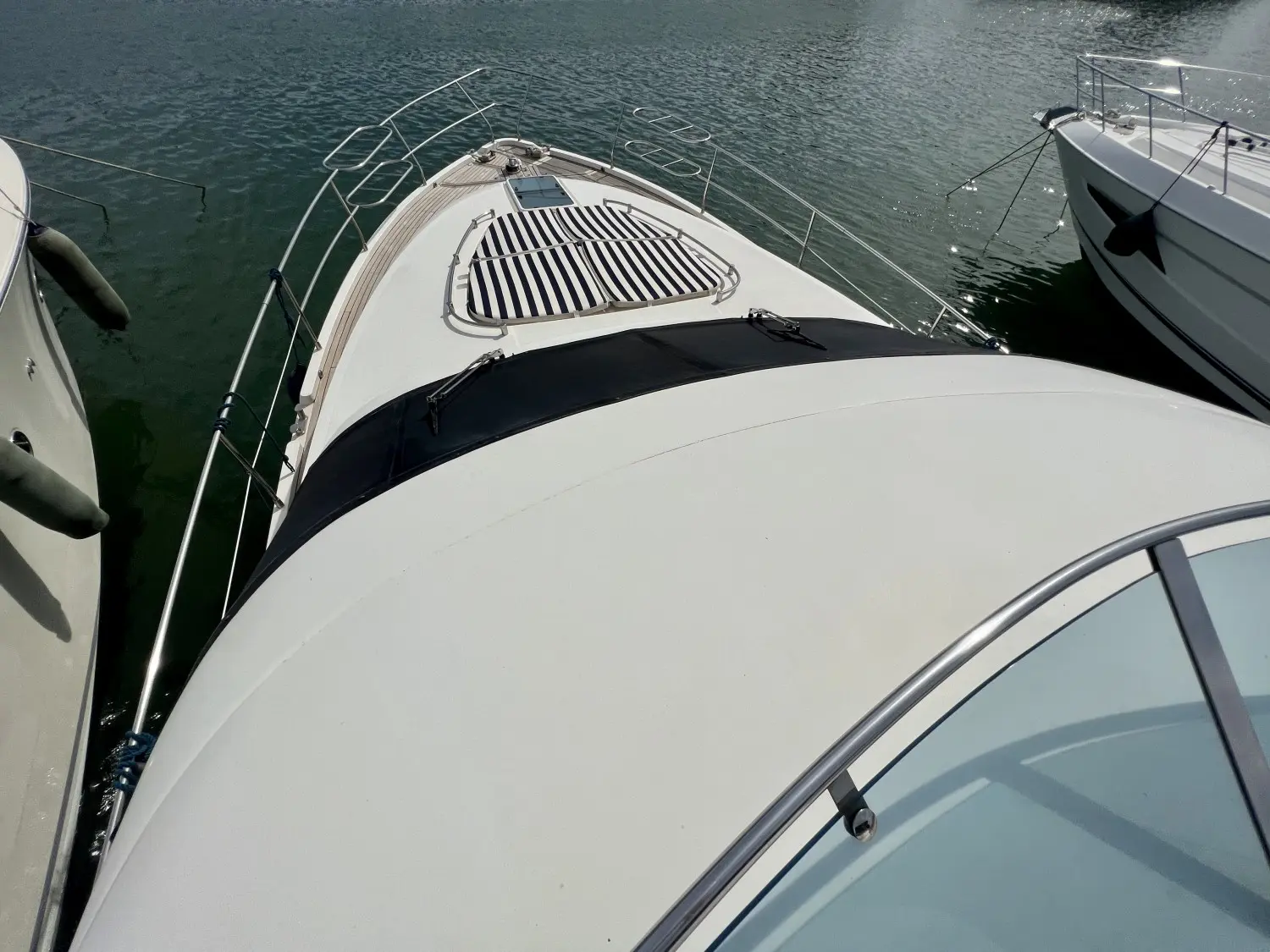 Fairline Squadron 58 — Vue plongeante de l’avant et du pont d’un bateau amarré.