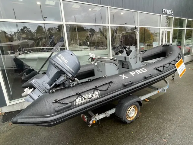 3D Tender XPRO 535 — Bateau semi-rigide gris équipé d’un moteur hors-bord, présenté sur une remorque.