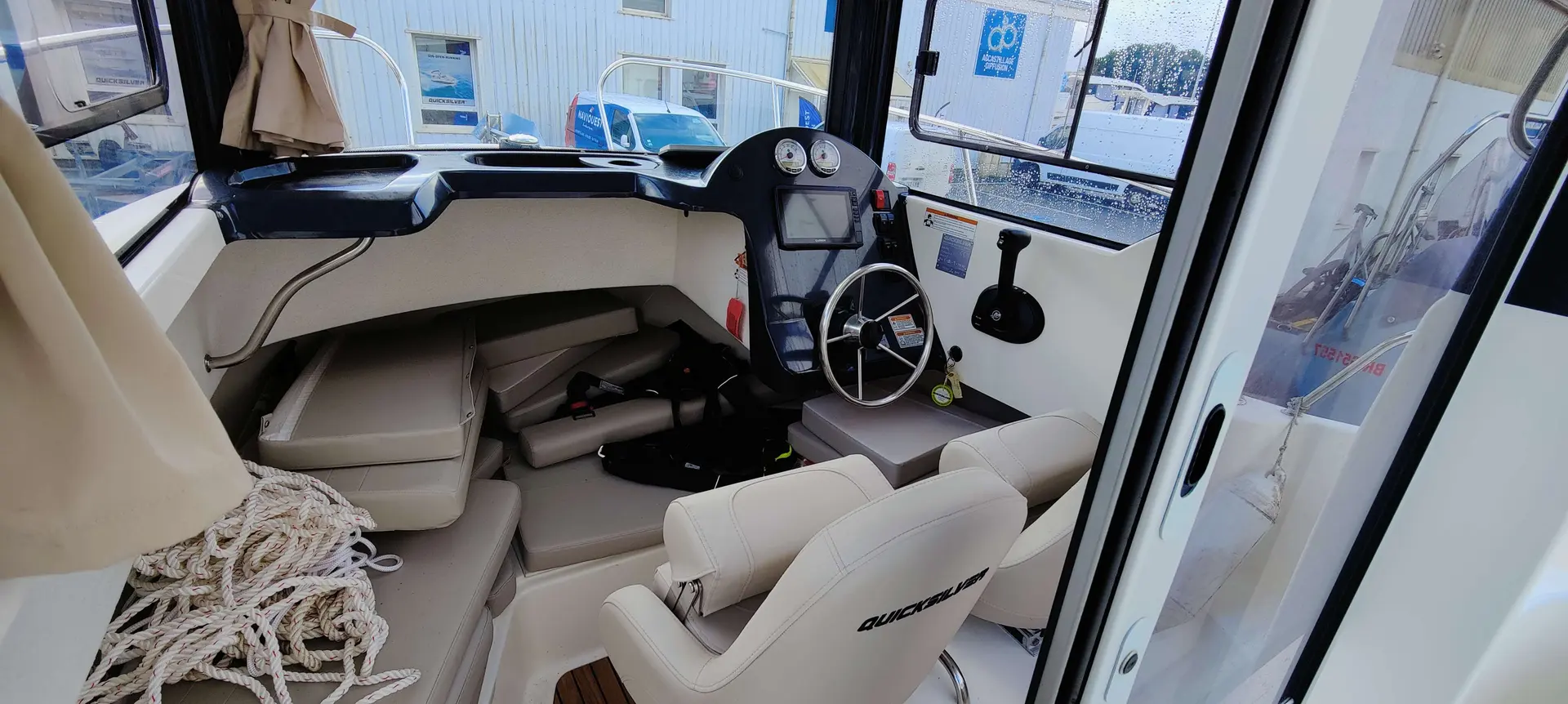 Quicksilver Captur 605 Pilothouse — Vue intérieure du cockpit et du poste de pilotage d’un bateau.