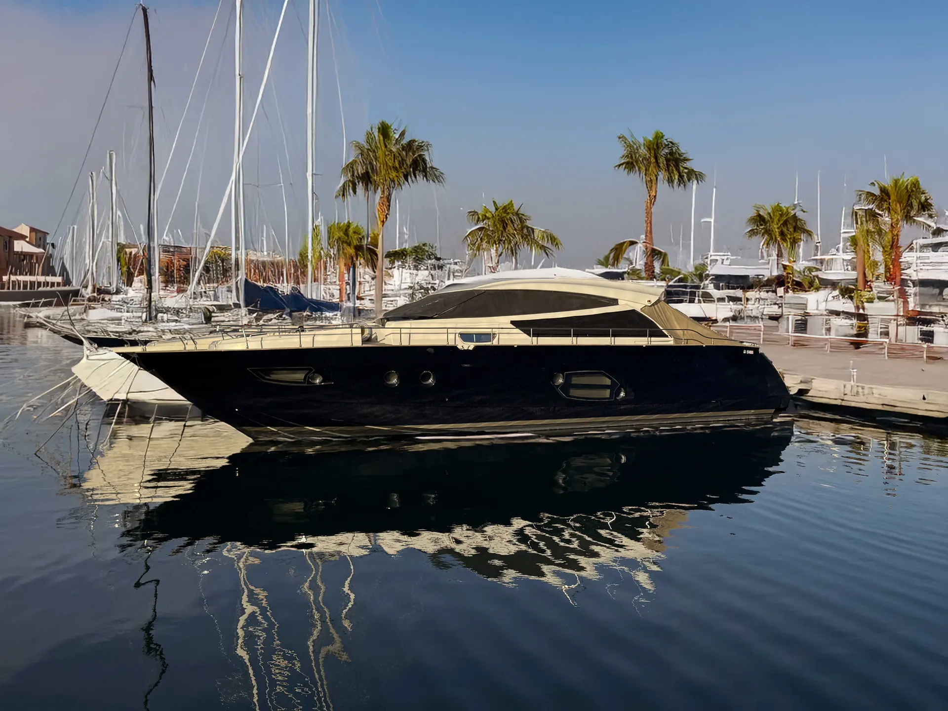 Cayman 57 HT — Vue de profil d’un yacht amarré dans une marina, entouré de palmiers.