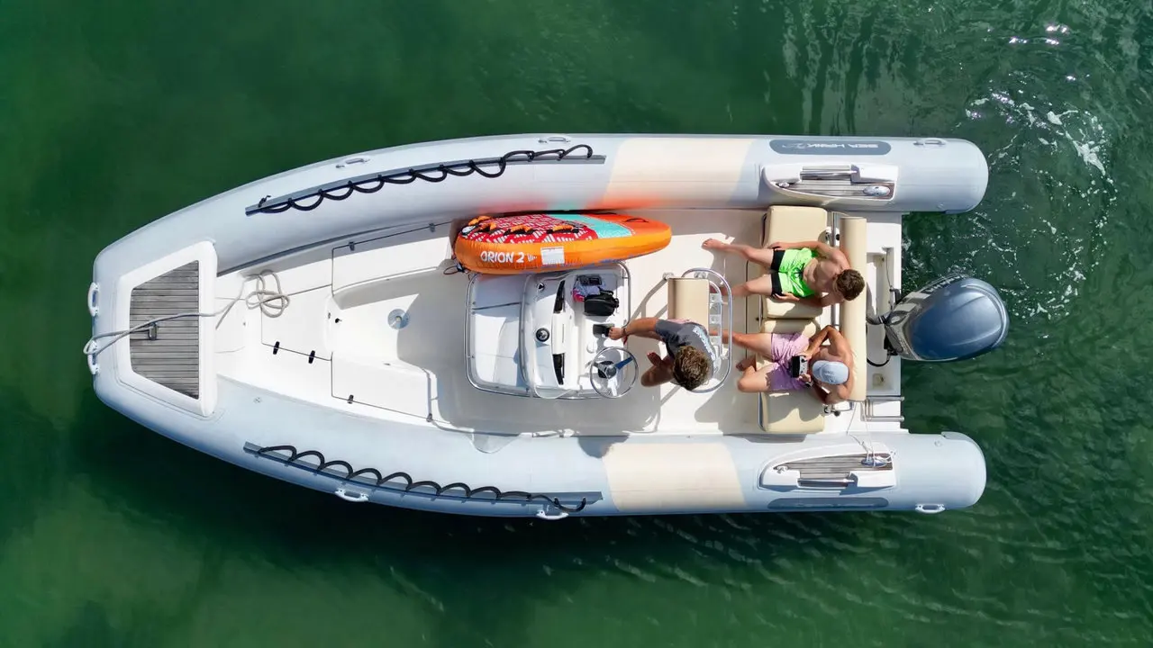Zodiac Sea Hawk 700 — Vue aérienne d’un bateau pneumatique à moteur avec trois personnes à bord.