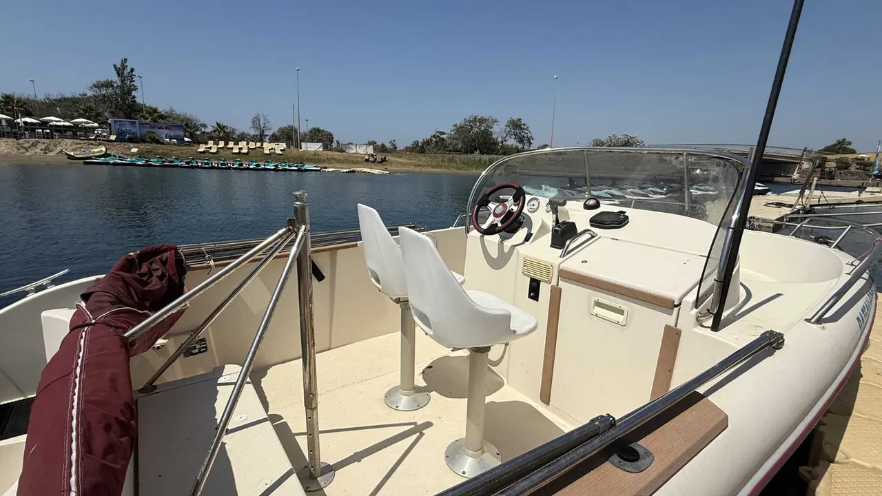 Ocqueteau Abaco 21 Open — Vue du poste de pilotage et du pont avant d’un bateau à moteur.