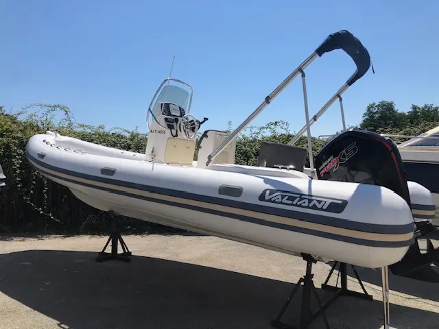 Valiant 630 Classic — Bateau pneumatique blanc et bleu présenté à terre, vu de trois quarts.
