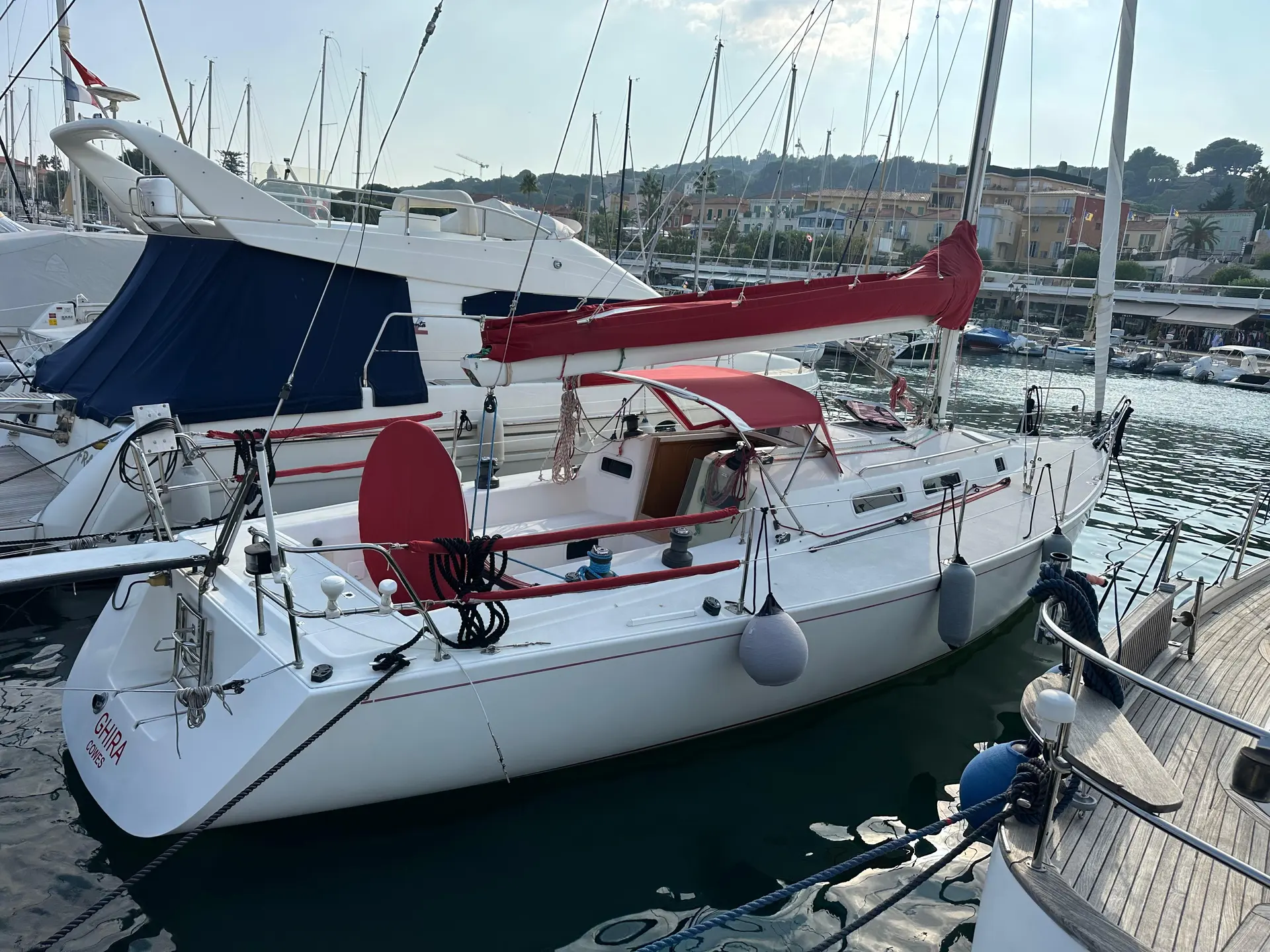 J Boats J 120 — Voilier blanc amarré dans une marina, photographié en vue arrière trois quarts.