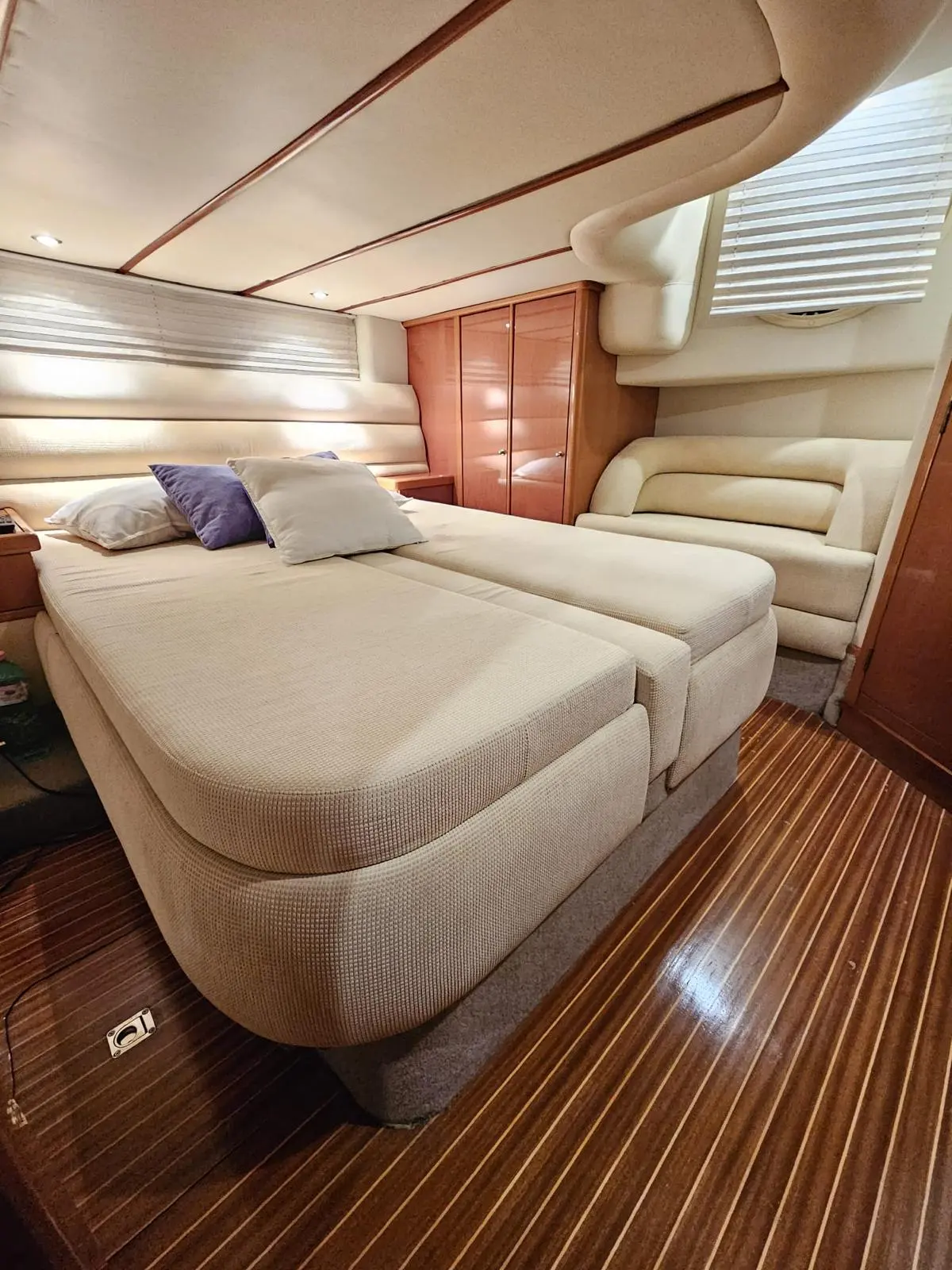 Sealine S 43 — Cabine avec couchette double, banquette et boiseries intérieures.