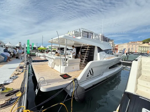 Aventura Catamarans Aventura 38 — Catamaran blanc amarré au quai, vu de trois quarts arrière.