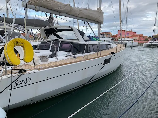 Beneteau Sense 46 — Voilier blanc amarré, photographié de trois quarts dans un port.
