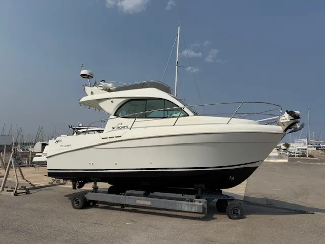 ST Boats 860 WA — Bateau à moteur blanc vu de trois quarts, posé sur une remorque au port.