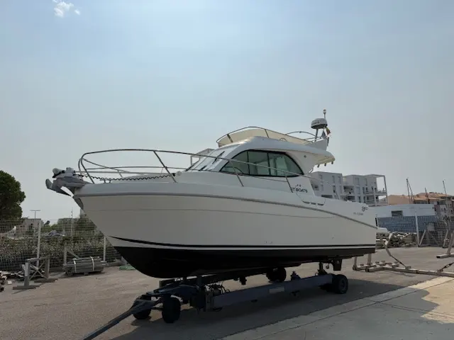 ST Boats 860 WA — Bateau à moteur blanc présenté sur remorque, vu de trois quarts à terre.