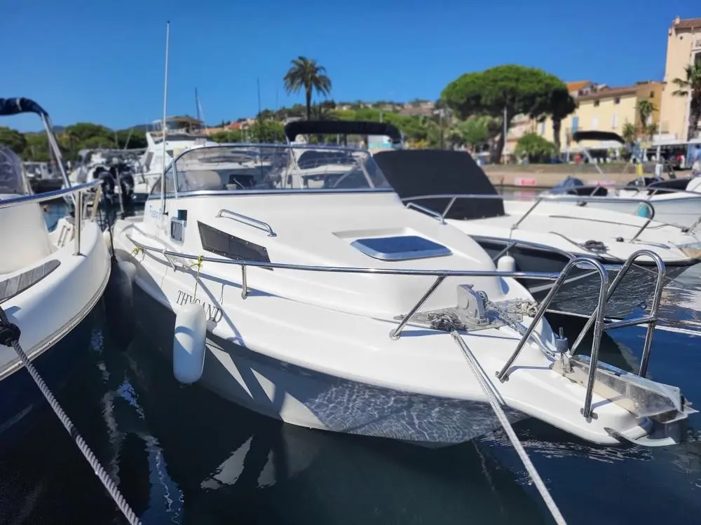 Drago Fiesta 600 — Bateau à moteur blanc amarré dans un port, vu de trois quarts avant.