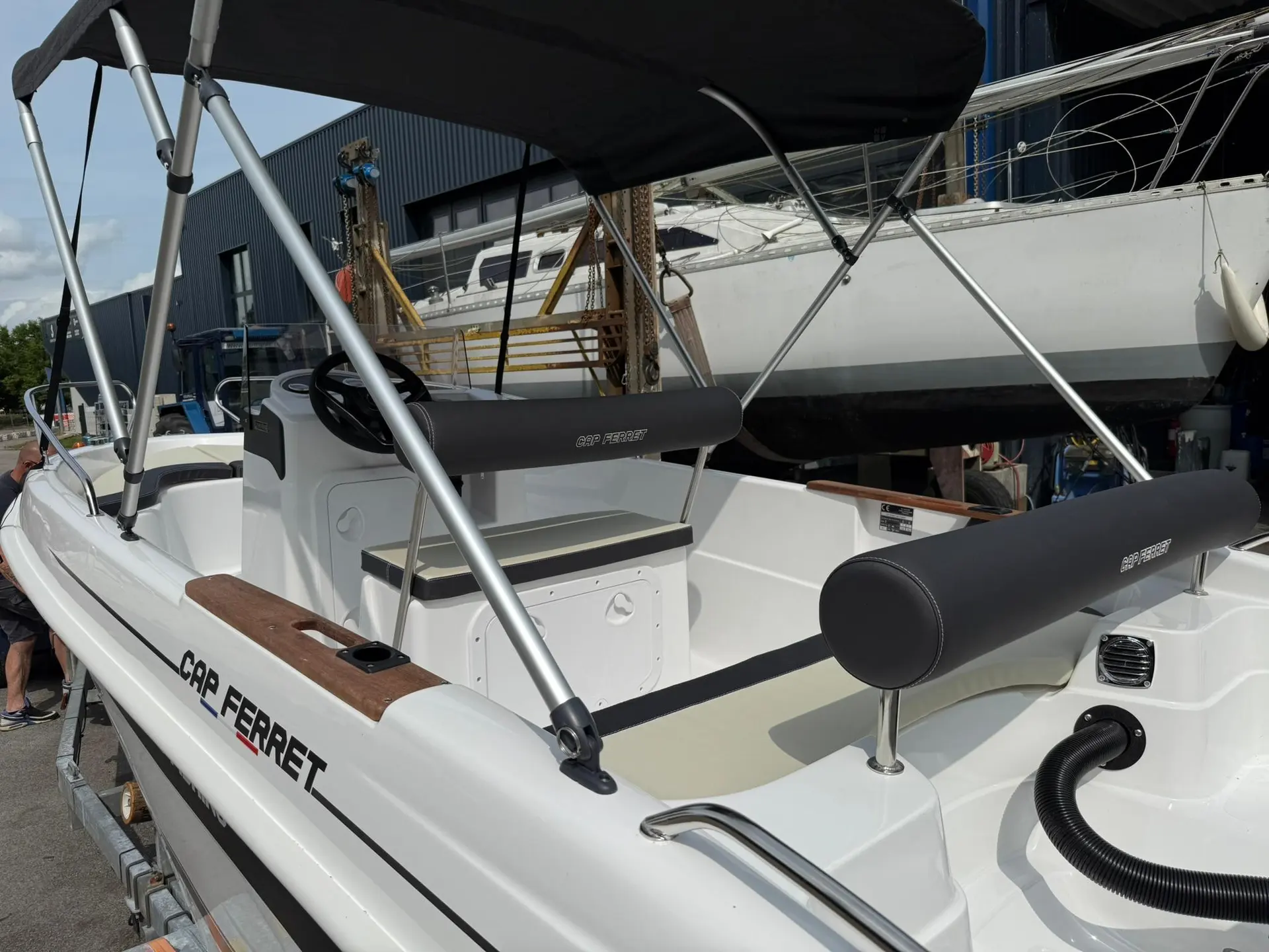 B2 Marine 155 — Vue rapprochée du cockpit et de la console d’un bateau à moteur sur remorque.