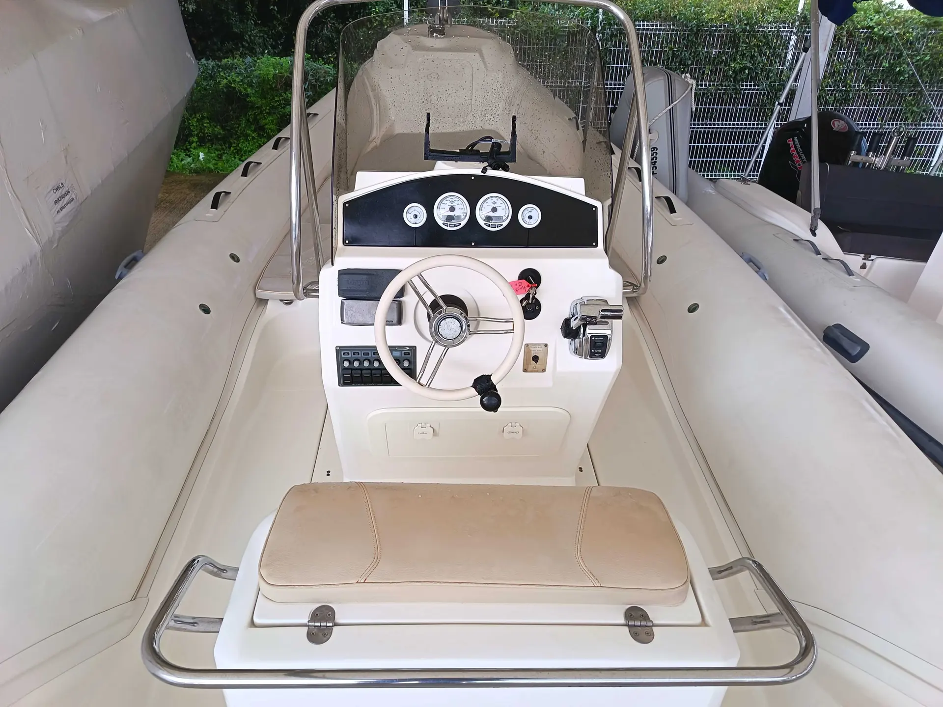 Black Fin 25 — Vue du poste de pilotage et du siège avant d’un bateau pneumatique.
