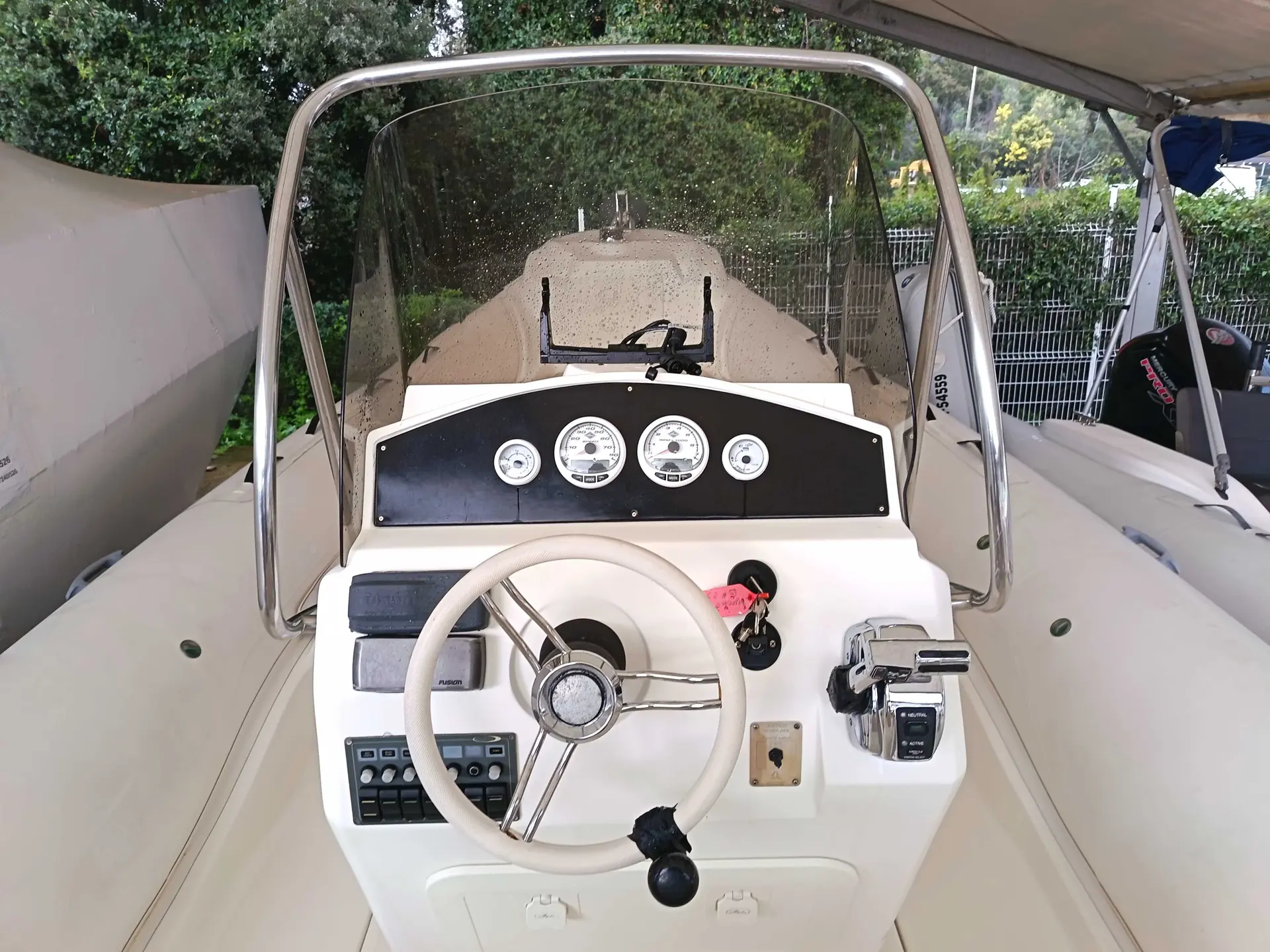 Black Fin 25 — Poste de pilotage avec volant, instruments et commandes hors-bord.