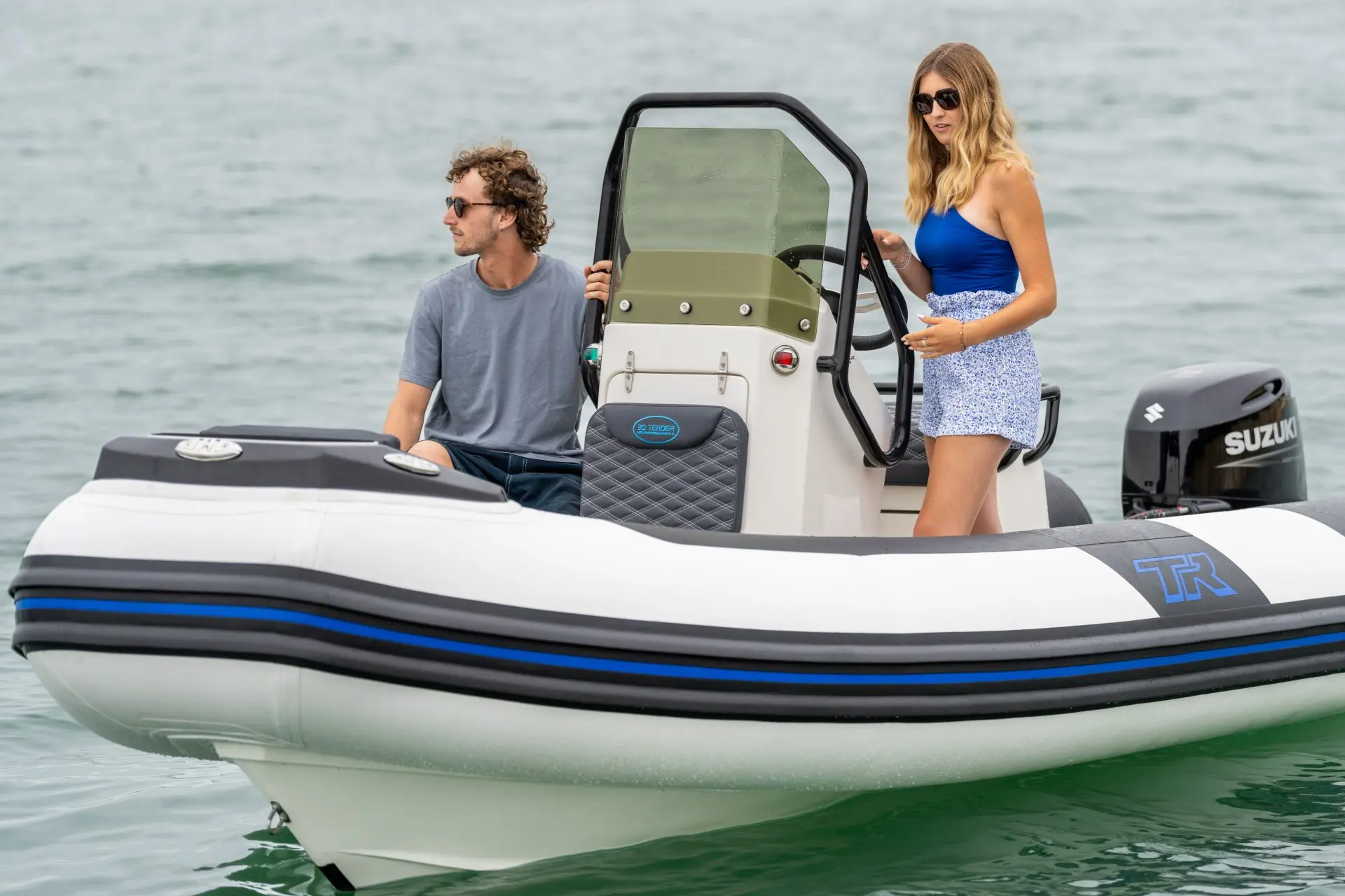 3D Tender TR54 — Bateau semi-rigide photographié sur l’eau avec deux personnes à bord.