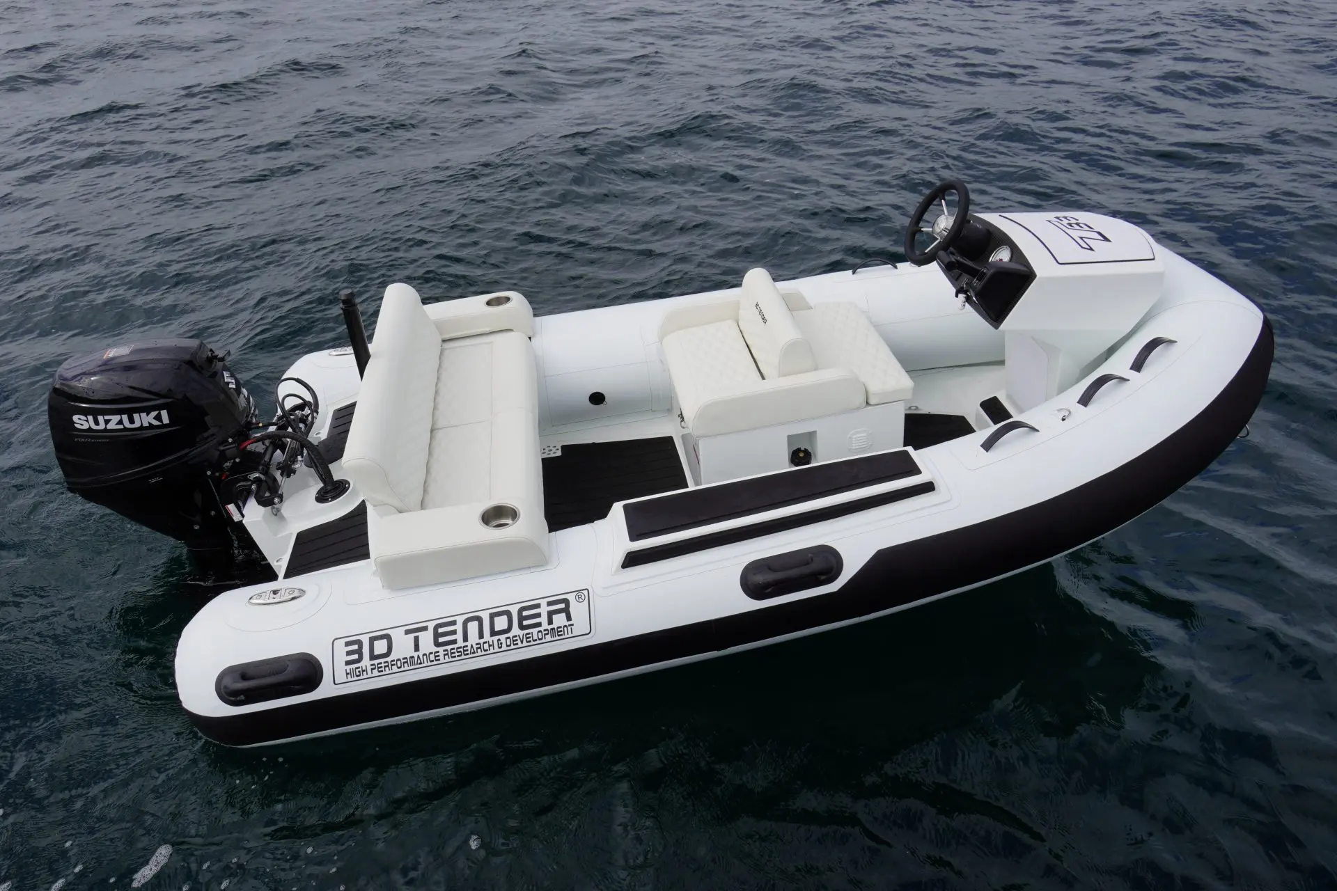 3D Tender T33 — Bateau semi-rigide blanc vu de trois quarts sur l’eau, avec console et moteur hors-bord.
