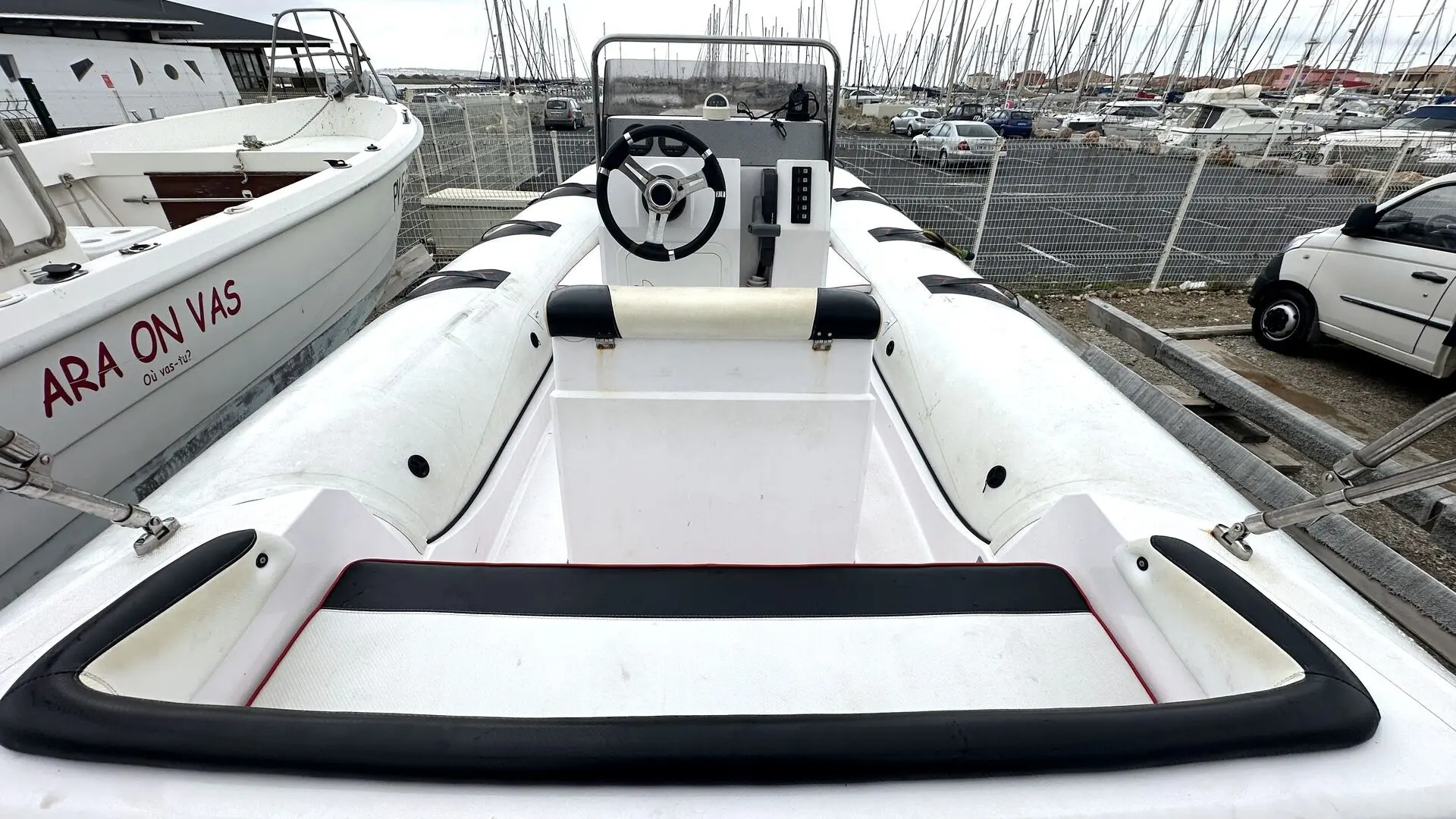 Selva D600 — Vue du cockpit et de la console de pilotage d’un bateau pneumatique au port.