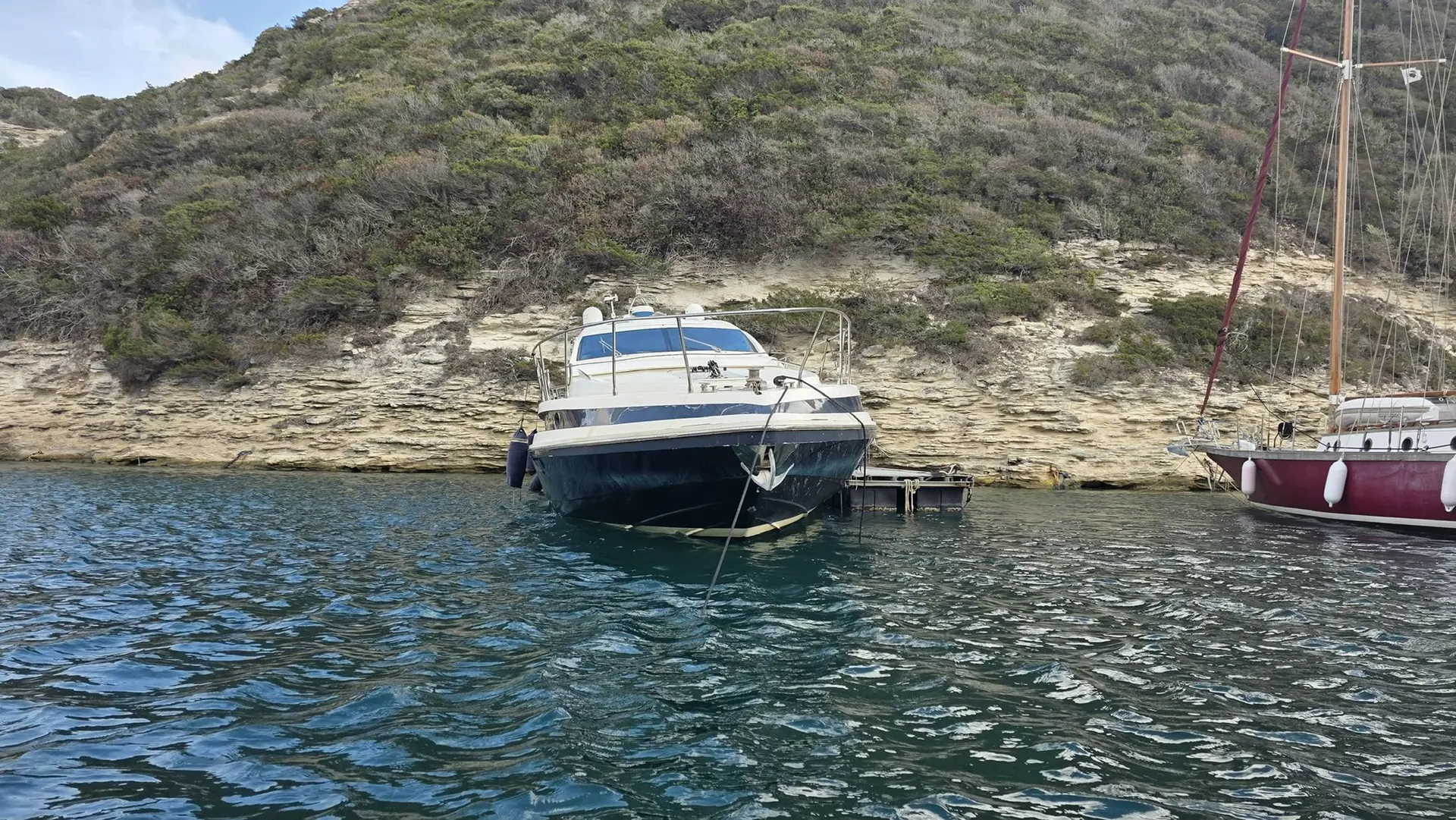 Conam 58 Sport — Bateau à moteur amarré devant une côte rocheuse.