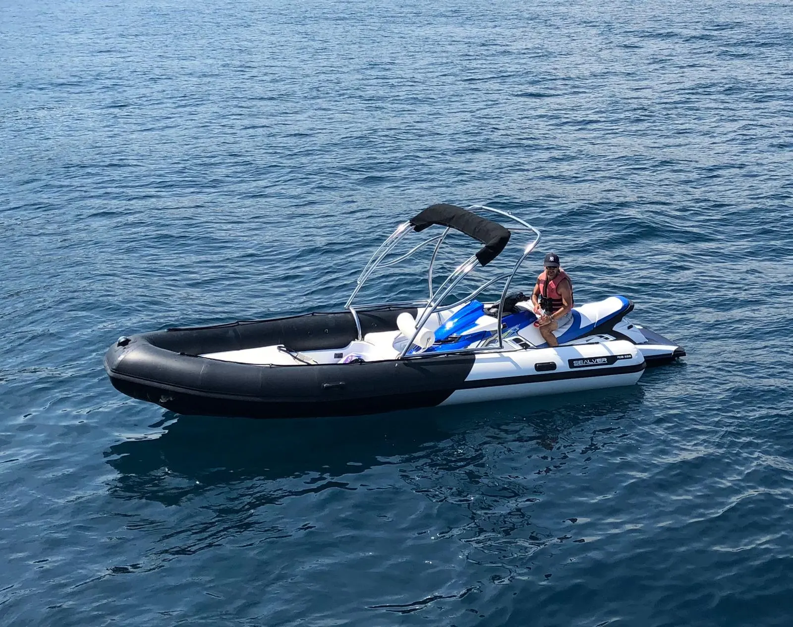 Sealver Wave Boat 626 — Bateau pneumatique blanc et noir avec jet-ski intégré, photographié sur l’eau.