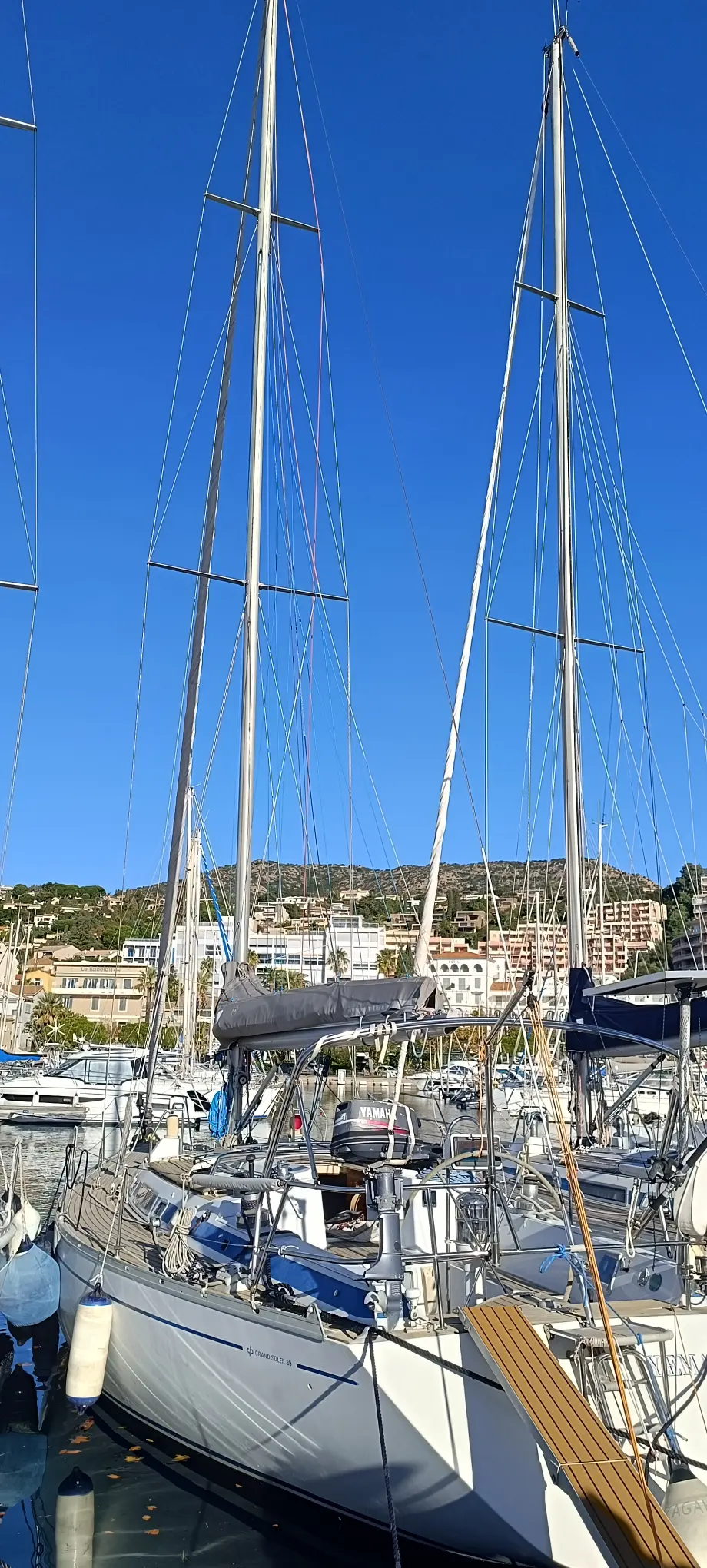 Grand Soleil 39 — Voilier amarré dans une marina, vu de trois quarts parmi d’autres bateaux.