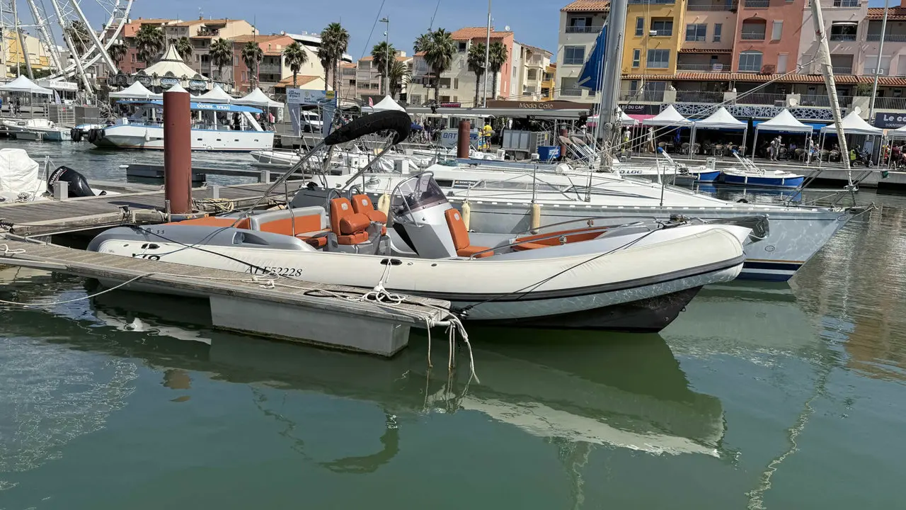 Neptys First Life 27 — Bateau pneumatique blanc et gris amarré dans un port de plaisance.