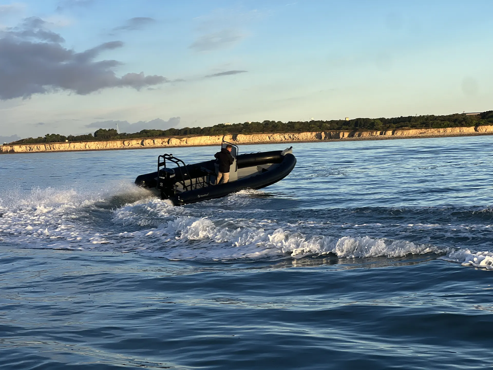 Navisoul 650 — Bateau pneumatique naviguant au large d'une côte rocheuse.
