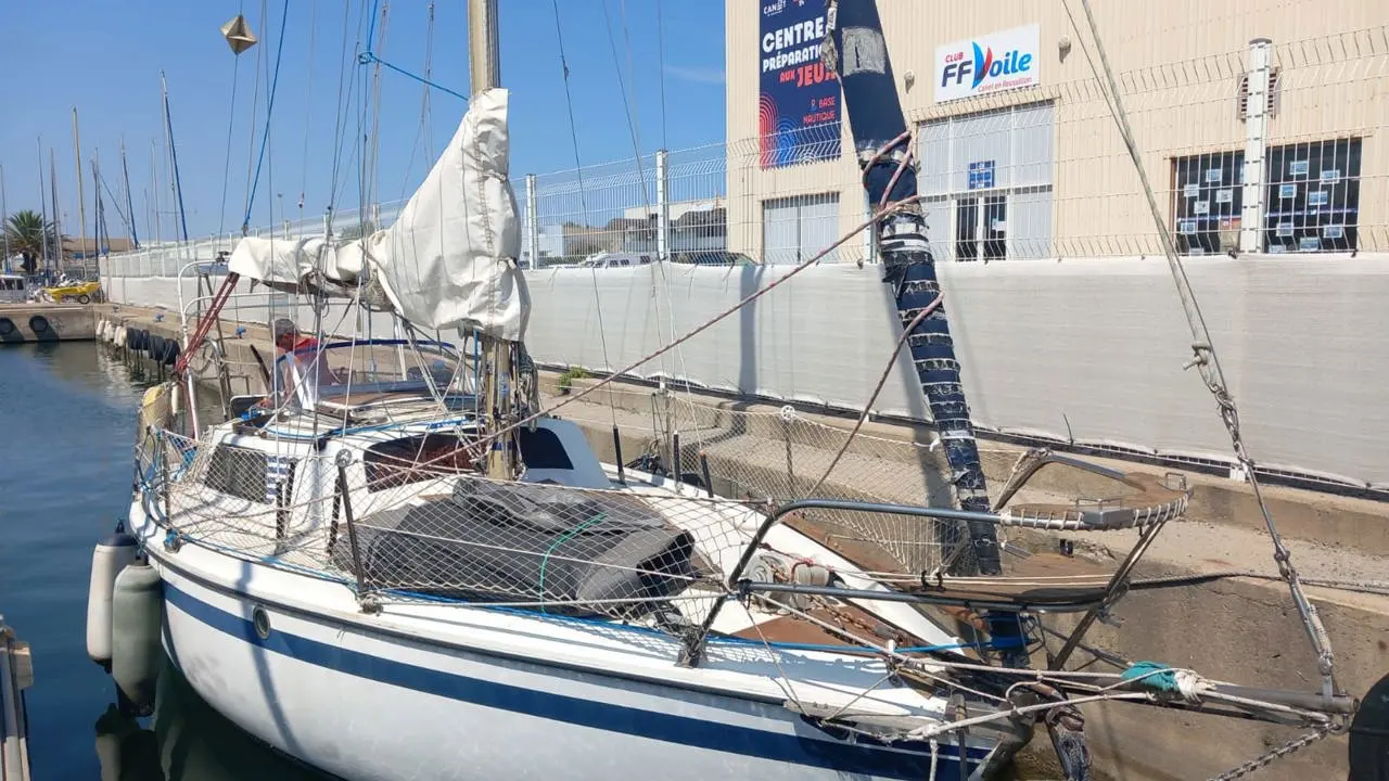 Jeanneau Folie Douce — Voilier amarré au port, photographié de trois quarts depuis le quai.