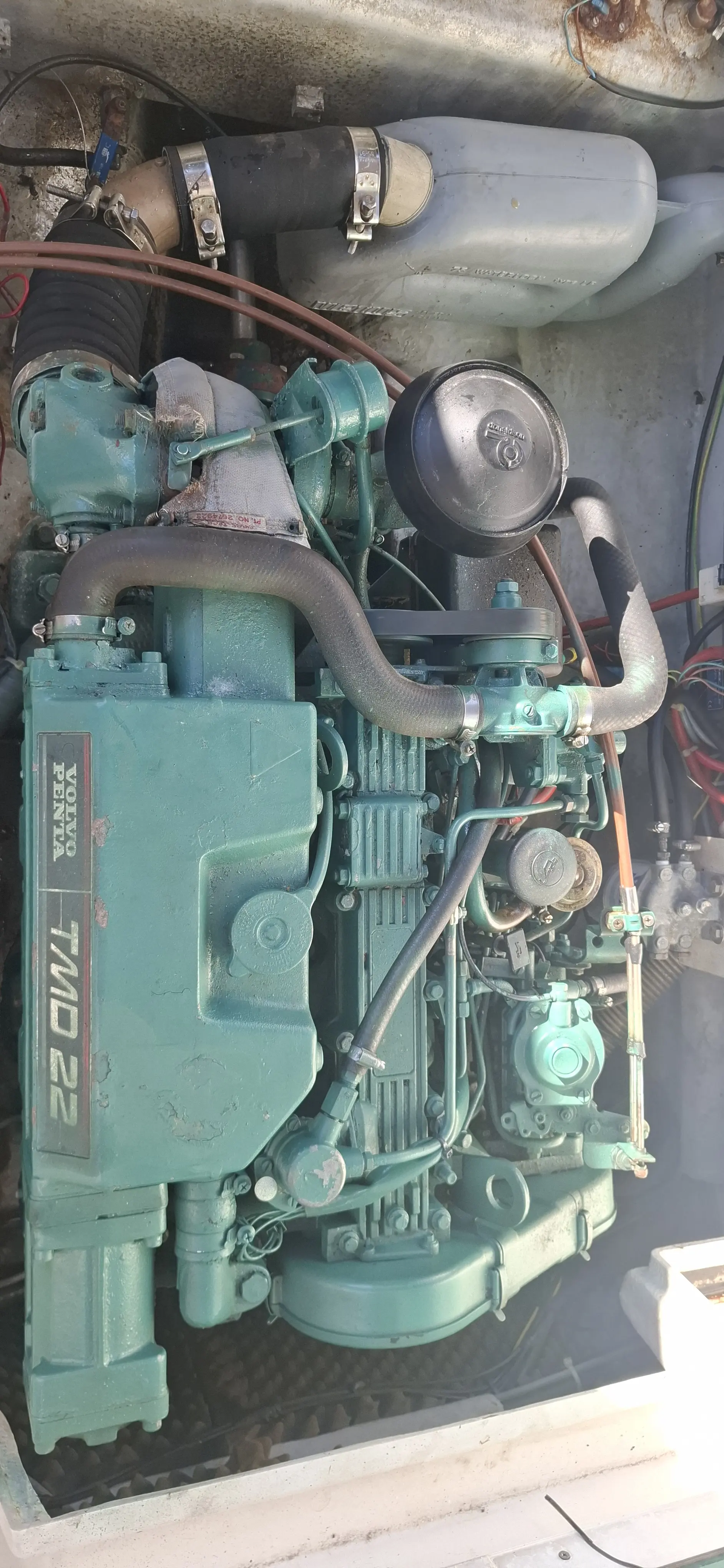 Garin 640 — Moteur diesel et ses conduites visibles dans le compartiment moteur.