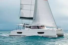 Fountaine Pajot Lucia 40 Maestro — Catamaran blanc naviguant au près sur une mer légèrement agitée.