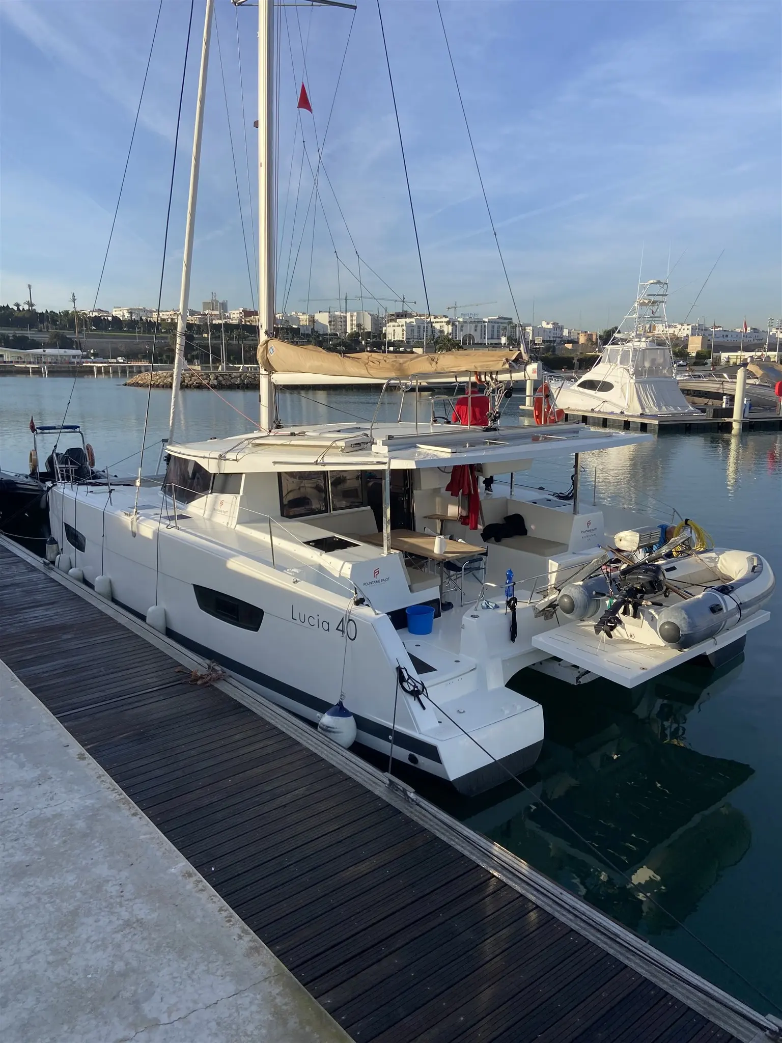Fountaine Pajot Lucia 40 Maestro — Catamaran amarré dans une marina, photographié en vue trois quarts arrière.