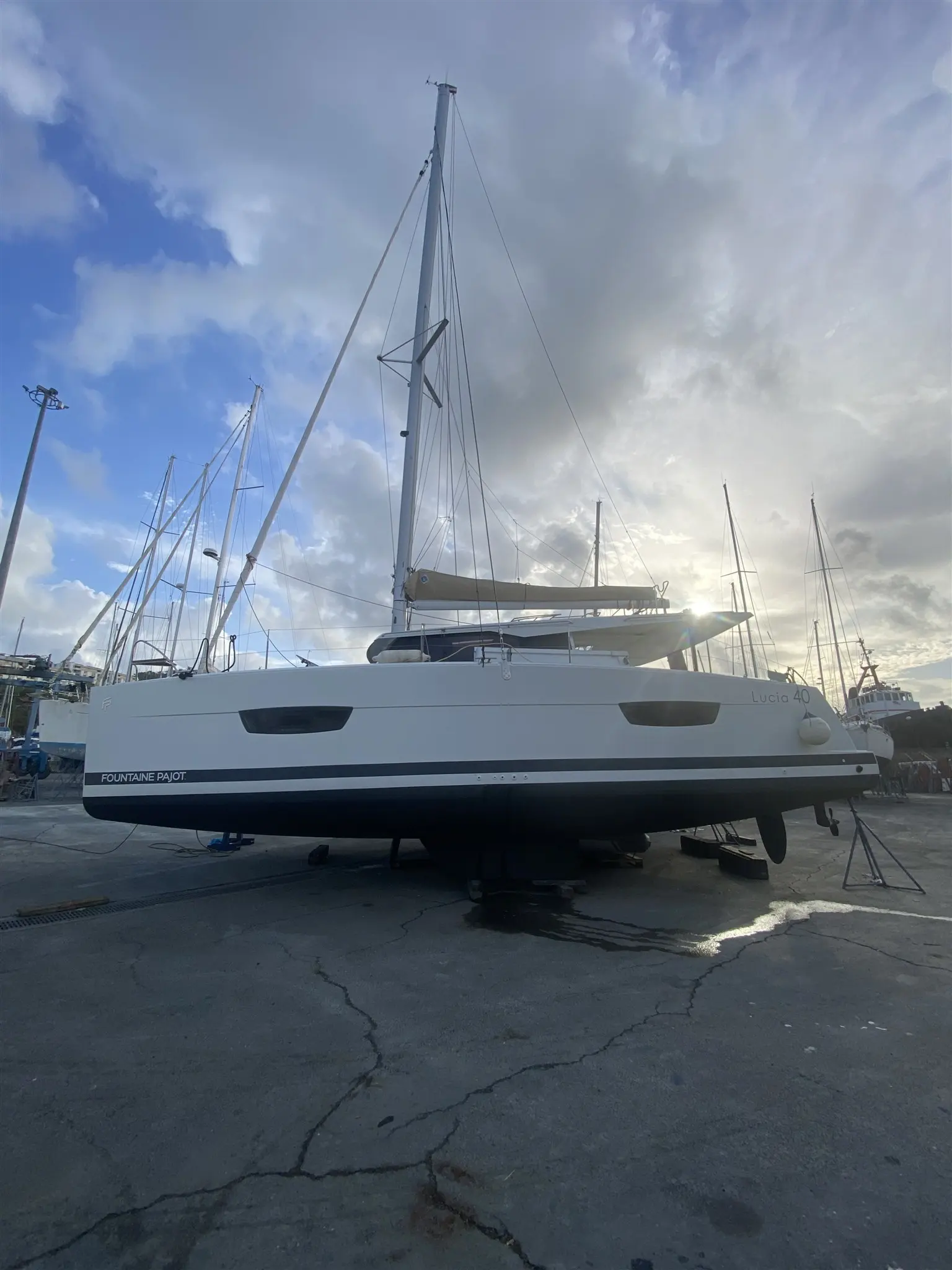 Fountaine Pajot Lucia 40 Maestro — Catamaran à voile vu de profil, posé à terre dans un chantier nautique.