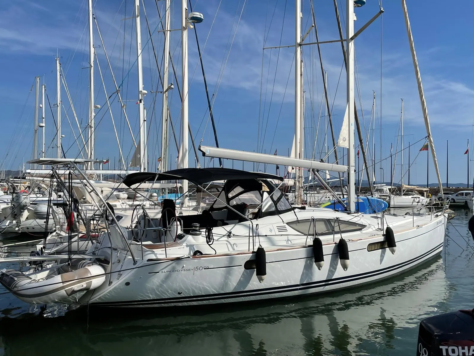 Jeanneau Sun Odyssey 50 DS — Voilier blanc amarré dans une marina, photographié de trois quarts bâbord.